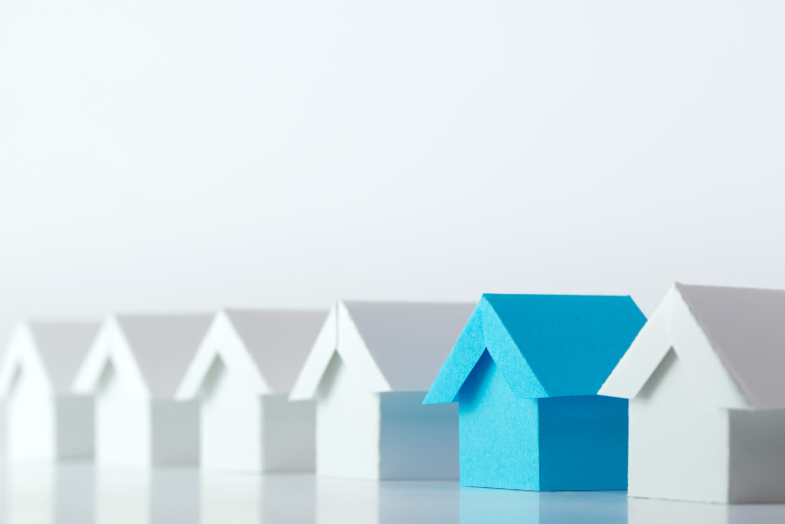 Mehrere Häuser, eins ist blau