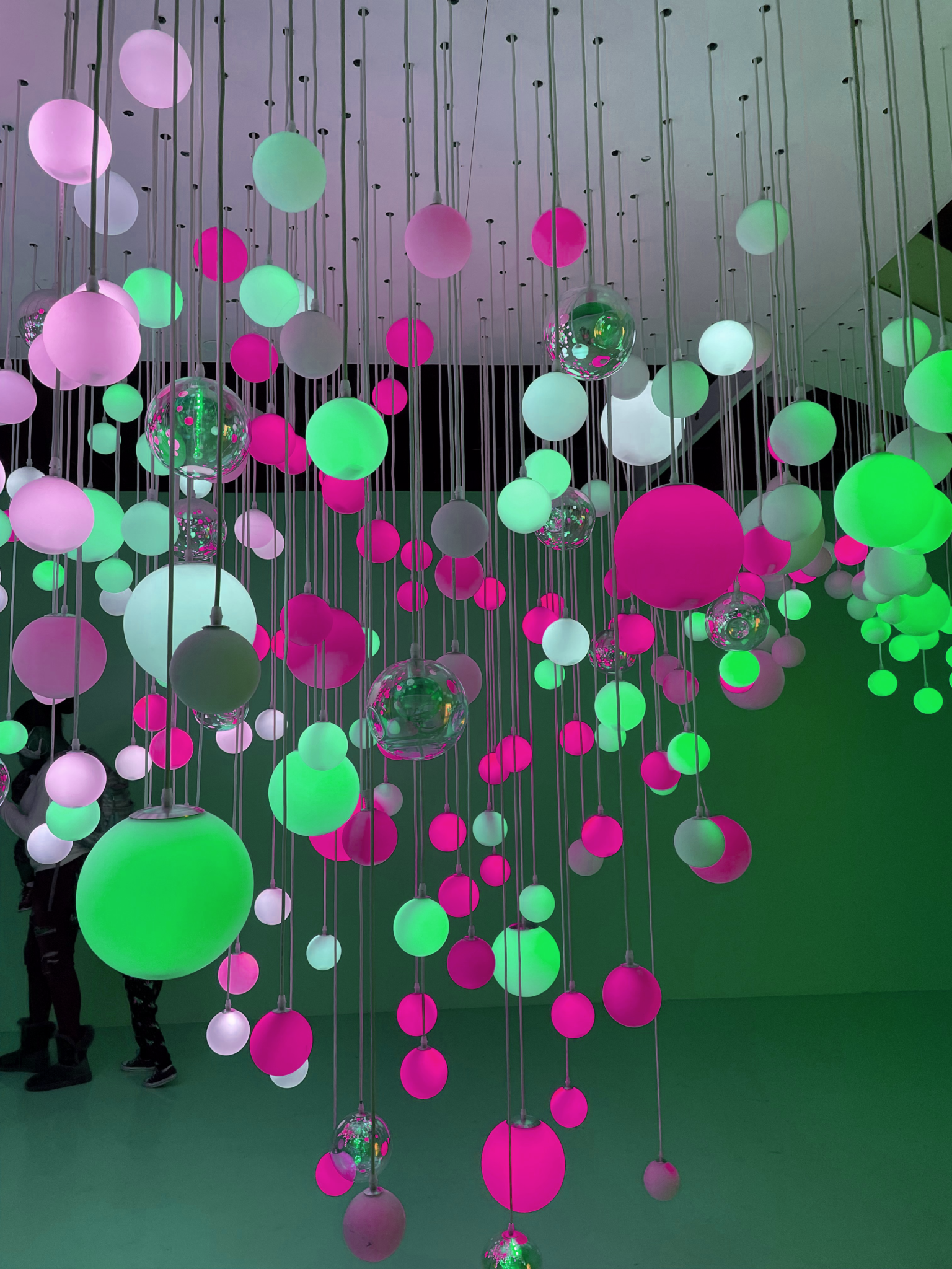 Bunte, leuchtende Kugeln hängen von einer Decke