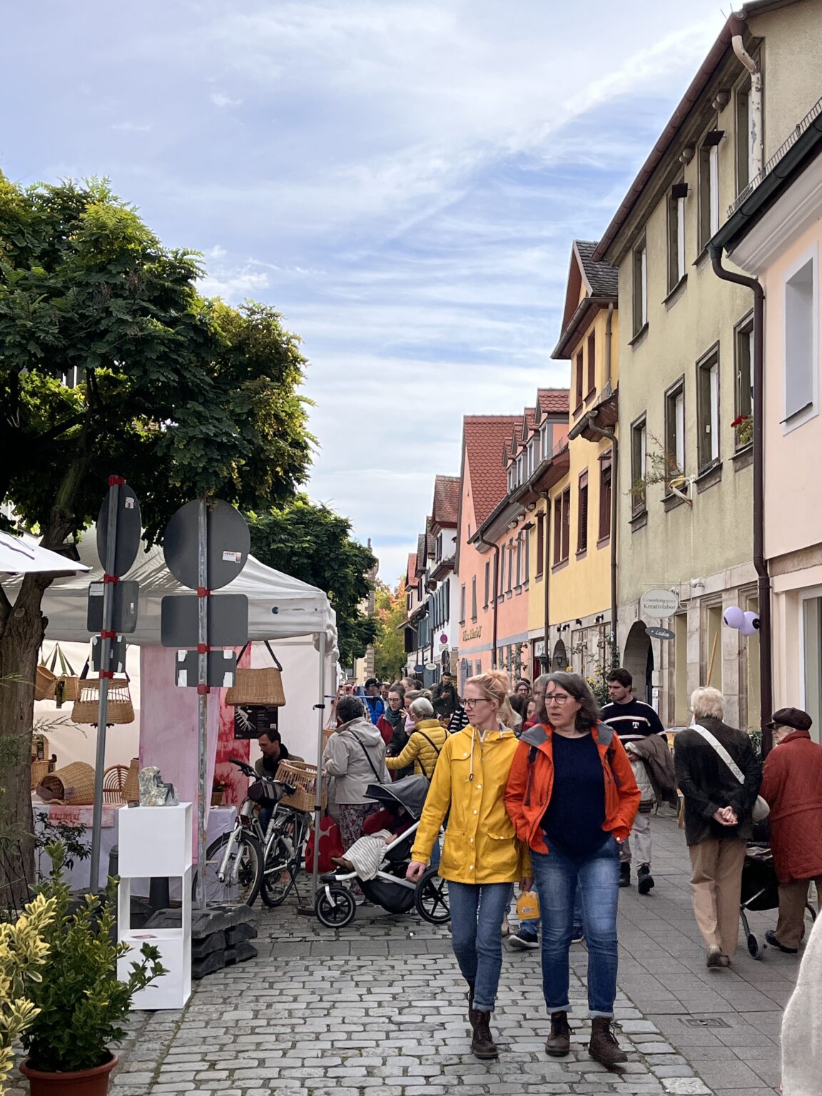 Crowd bei der Kunsthandwerksmeile in Erlangen