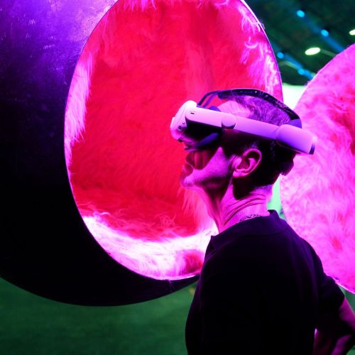 Bild von einer Person mit VR Brille