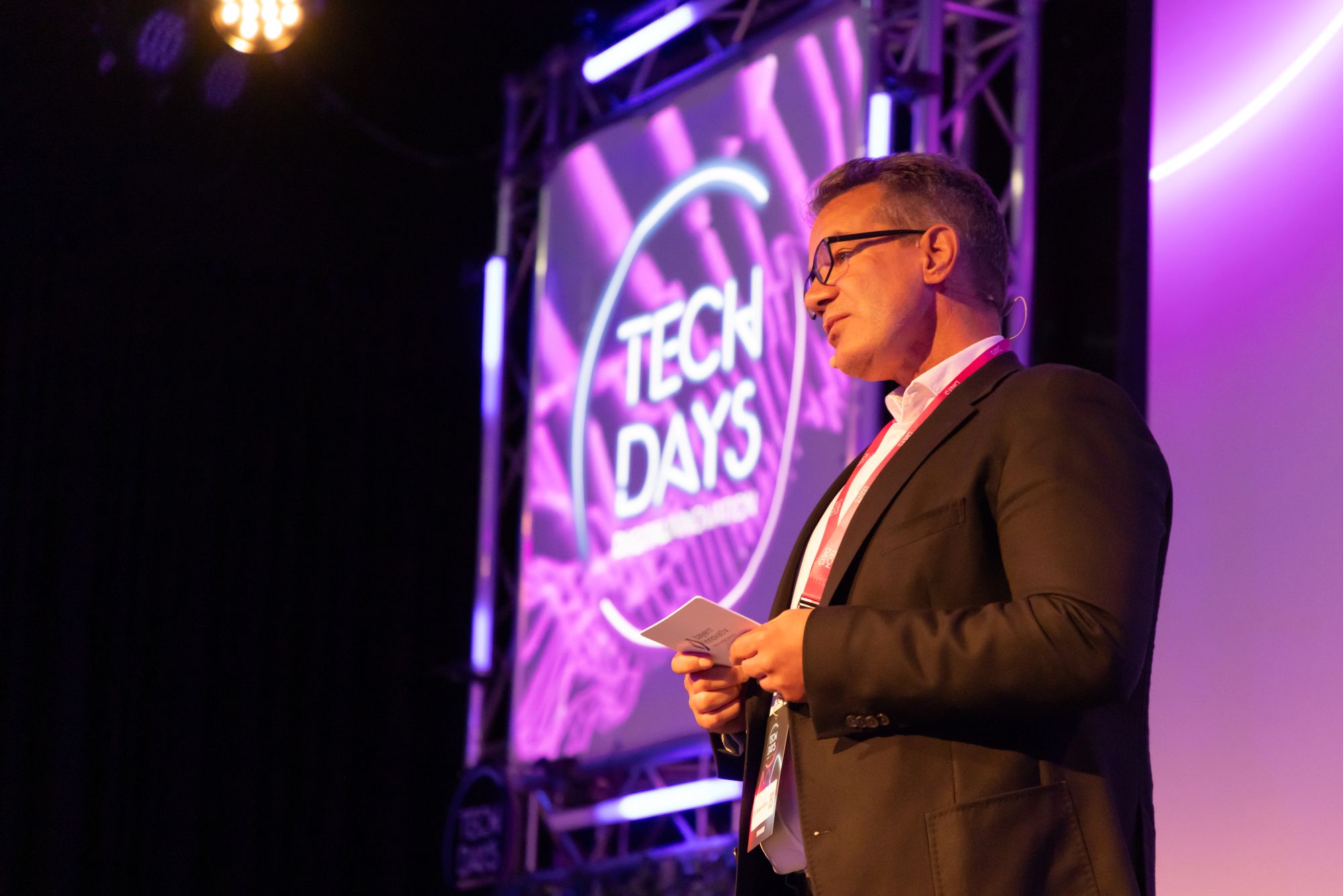 Dr. Rainer Seßner, Geschäftsführer, Bayern Innovativ GmbH, steht auf einer Bühne, während im Hintergrund das beleuchtete „TECH DAYS“-Logo zu sehen ist.