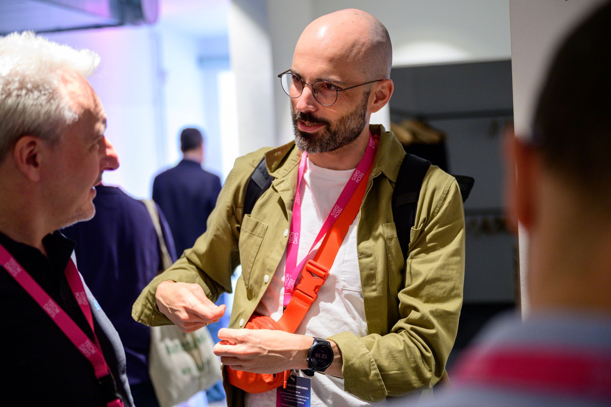 Andreas Auberger, Leitung CreativeTechHUB, Bayern Innovativ GmbH und Dr. Andreas Böhm, Leiter für Quantentechnologie, Bayern Innovativ GmbH unterhalten sich miteinander. 