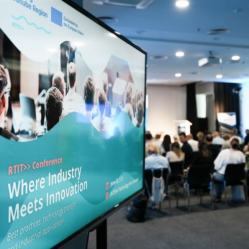 Konferenz mit Präsentationsscreen zum Thema Where Industry Meets Innovation 