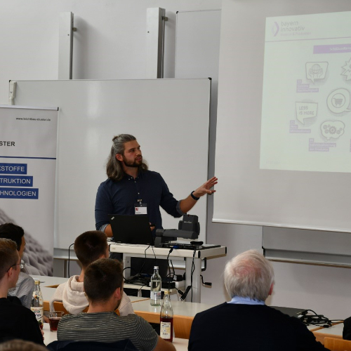 Ein Referent hält einen Vortrag in der Hochschule