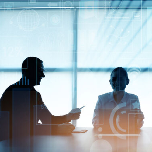 Doppelbelichtung eines virtuellen Bildschirms und von Kollegen bei einem Geschäftstreffen im Büro