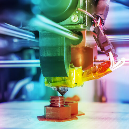 Der 3D-Drucker fertigt einen Gegenstand aus Kunststoff an