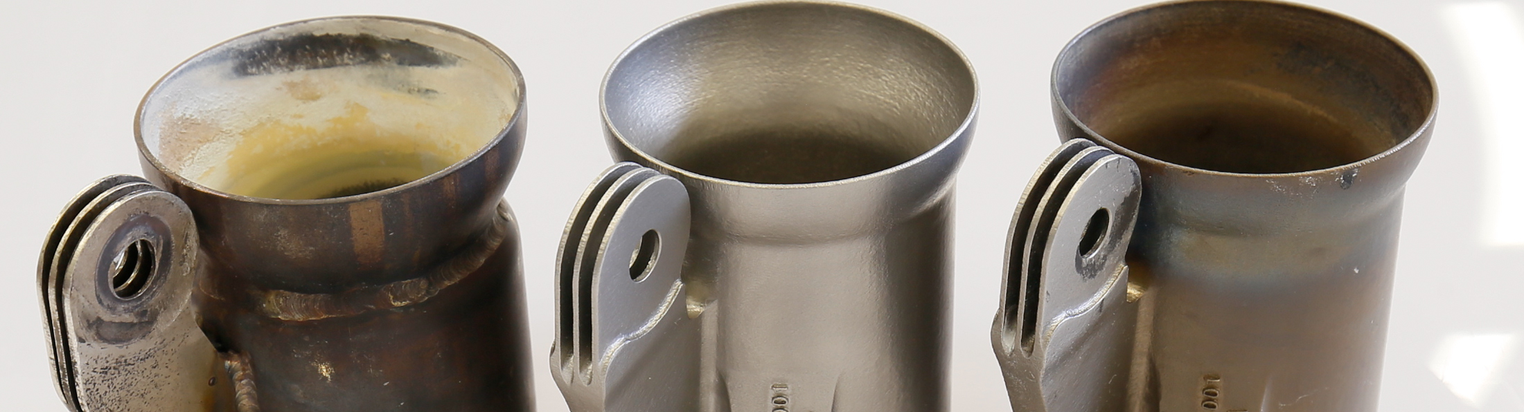 Ansicht einer mittels 3D Druck erstellten Abgaskomponente im Vergleich zu herkömmlich hergestellten Komponenten