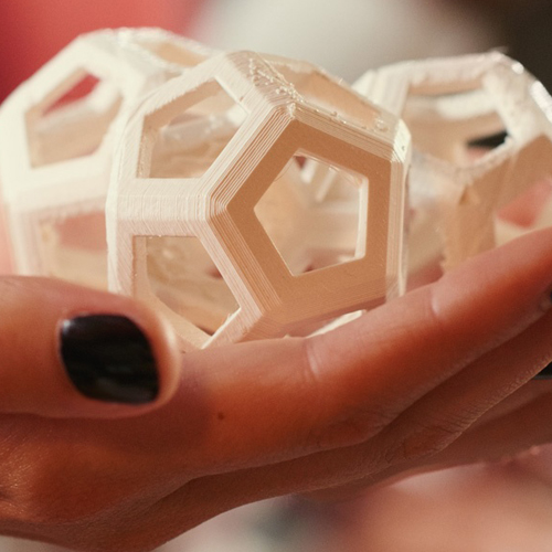 eine Hand hält eine 3d gedruckte Oberflächenstruktur