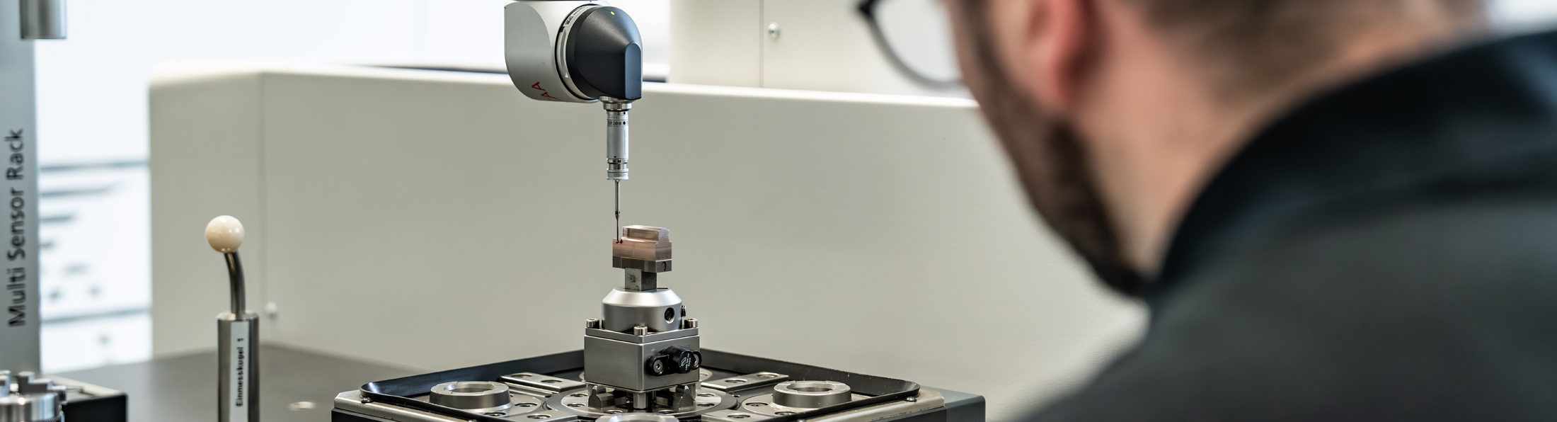 Ein Facharbeiter arbeitet an einer Maschine.