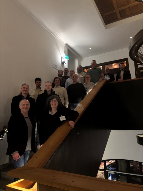 Gruppenfoto von mehreren Menschen auf einer Treppe