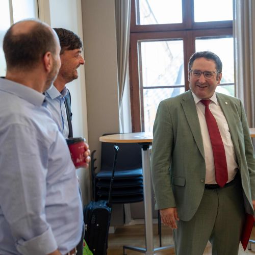 Foto von Tobias Gotthardt und zwei weiteren Personen, die sich unterhalten