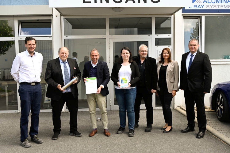 Bayerns Umweltminister Thorsten Glauber (dritter von links) übergab die Teilnahme-Urkunde an Dr.-Ing. Holger Wampers (Geschäftsführender Gesellschafter). Über die Auszeichnung freu-ten sich (von links): Dr.-Ing. Kai Sauerzapfe (Produkt- und Prozessentwicklung), Sylvia Schorn (Fachkraft für Arbeitssicherheit), Wolfgang Jansen (Betriebsleitung/Personal), Melanie Konra-di (Controlling/Personal) und Dipl-Ing. Norbert Müller (Leiter Vertrieb und Marketing).