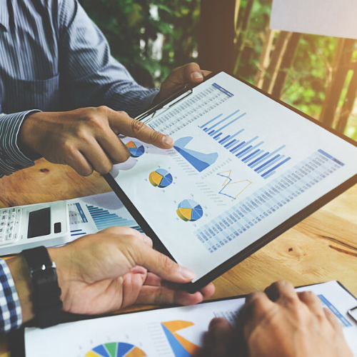 Geschäftsleute diskutieren über die Diagramme und Grafiken