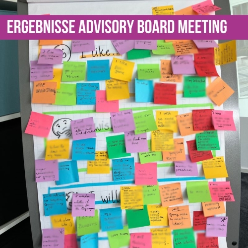 Eine Wand, die vollständig mit bunten Post-its bedeckt ist.