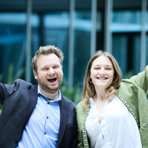 Ein Foto von einer Frau und einem Mann, die sich freuen und lächeln