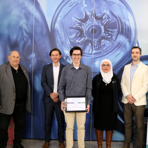 Preisträger des Innovationspreises Neue Materialien 2024 mit Urkunde