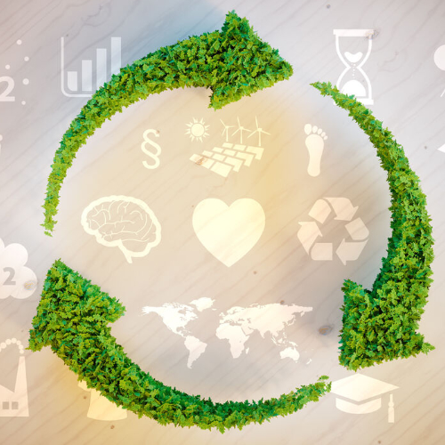 Symbol der Kreislaufwirtschaft aus grünem Stoff, platziert vor einem hölzernen Hintergrund mit abstrakten Symbolen, die die Zusammenarbeit von Wissenschaft, Industrie und Politik darstellen