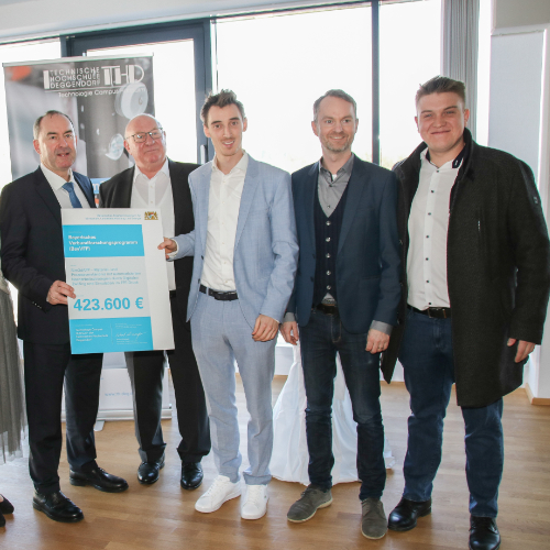 Hubert Aiwanger, Bayerischer Staatsminister für Wirtschaft, Landesentwicklung und Energie, überreicht dem Technologie Campus Hutthurm der Technischen Hochschule Deggendorf die Förderurkunde für das Forschungsprojekt Sim3dApp