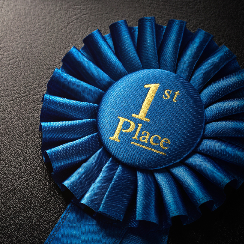 blaue Auszeichnungsschleife mit 1. Platz