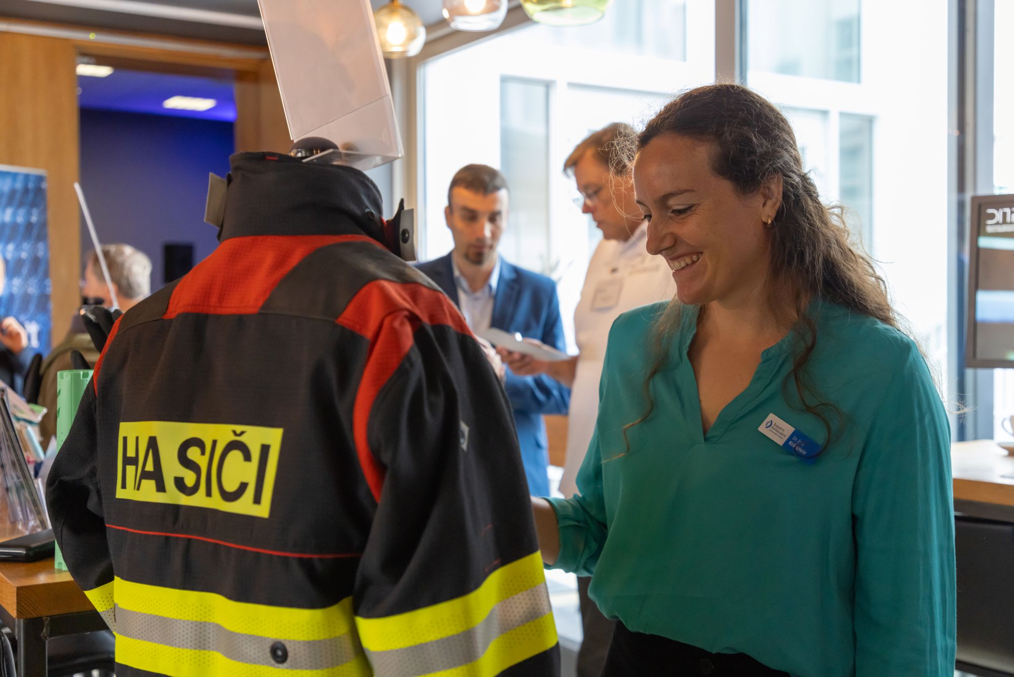 Personen betrachten Schutzkleidung