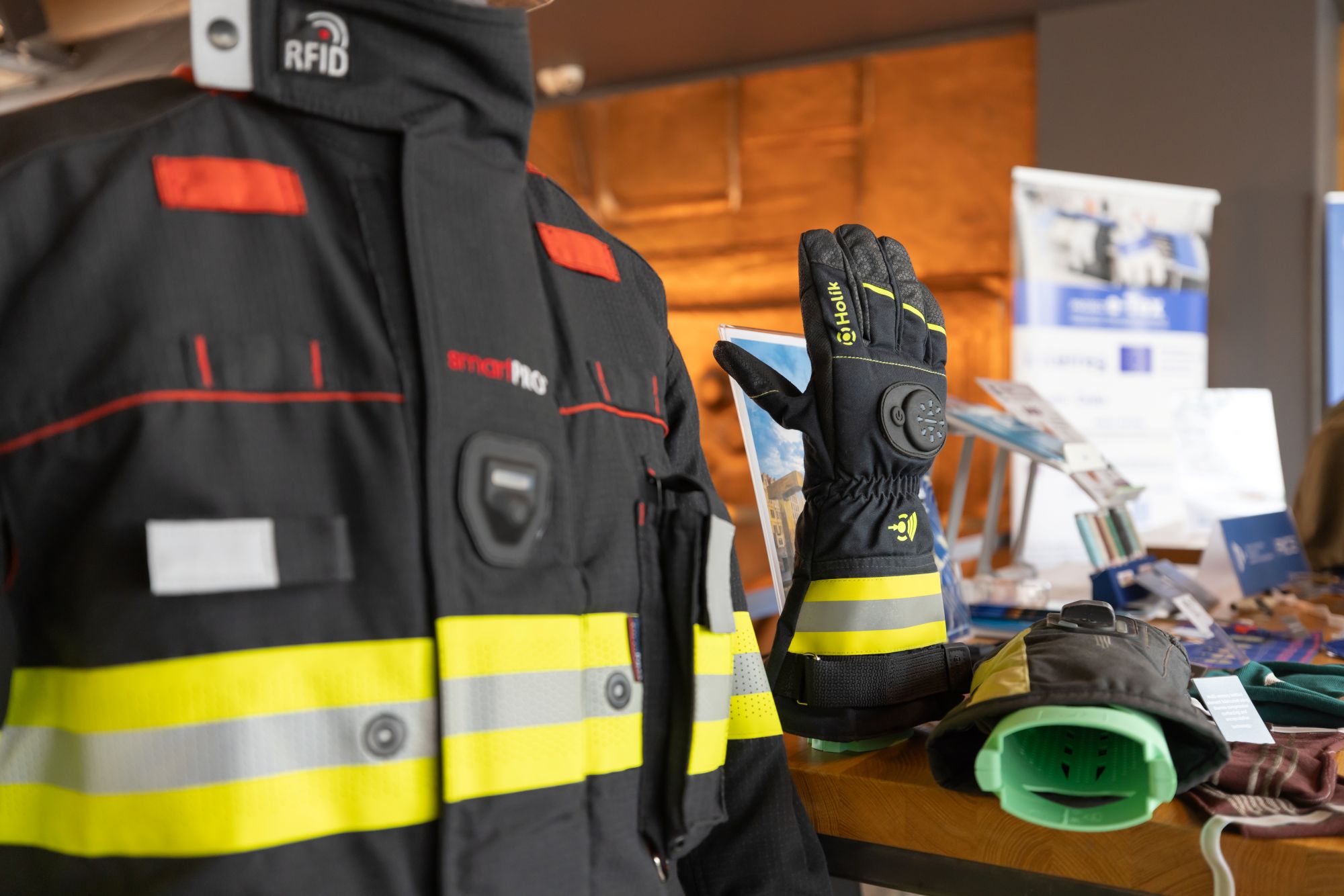 verschiedene Schutzkleidung, darunter Handschuhe und eine Jacke