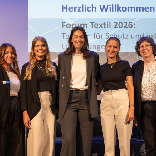 Gruppenfoto von 5 Mitarbeitenden der Bayern Innovativ auf dem Forum Textil 2026