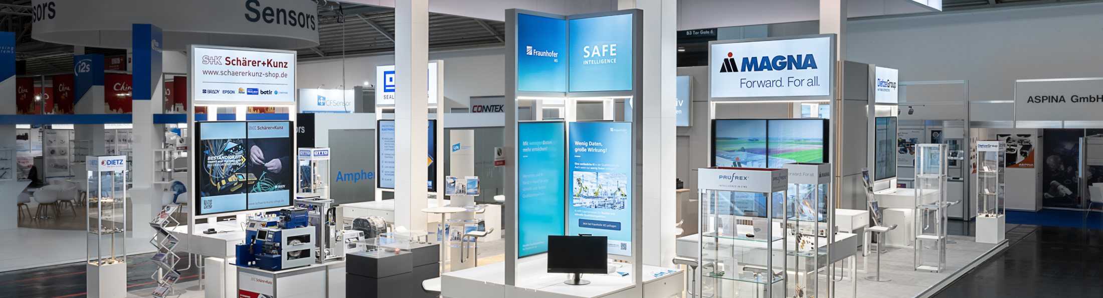 Standmodule und Exponate mehrerer mitausstellender Unternehmen auf dem Bayerischen Gemeinschaftsstand zur Messe electronica 2024