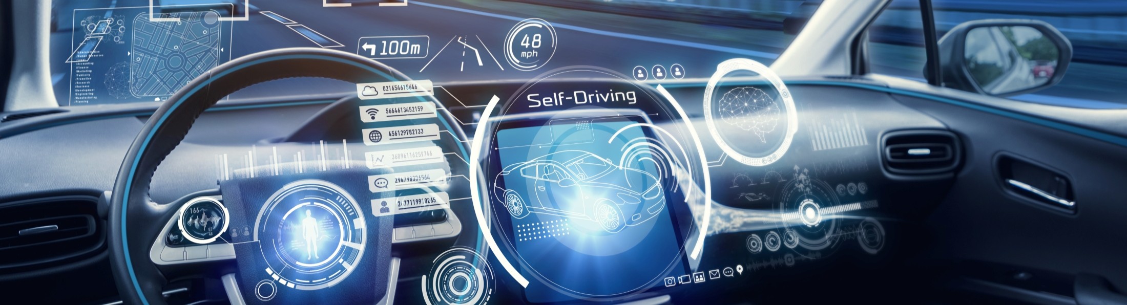 Fahrzeuginnenansicht mit digitalen Anzeigen und Sensor-Overlays zum autonomen Fahren