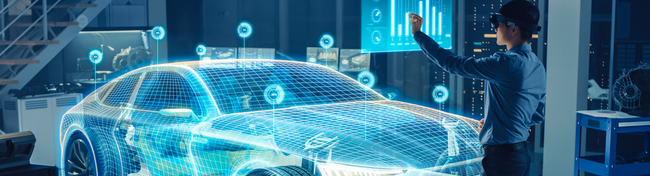 Ein Mann mit VR Brille steht vor dem Hologramm eines Autos