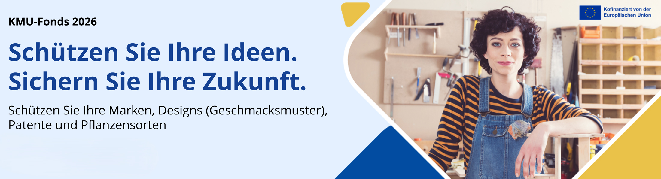 Eine Frau in Latzhose steht an einem Regal.