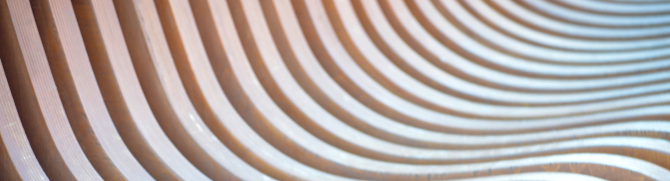 Nahaufnahme einer Wand mit geschwungenem Design, das elegante Linien und Formen zeigt.