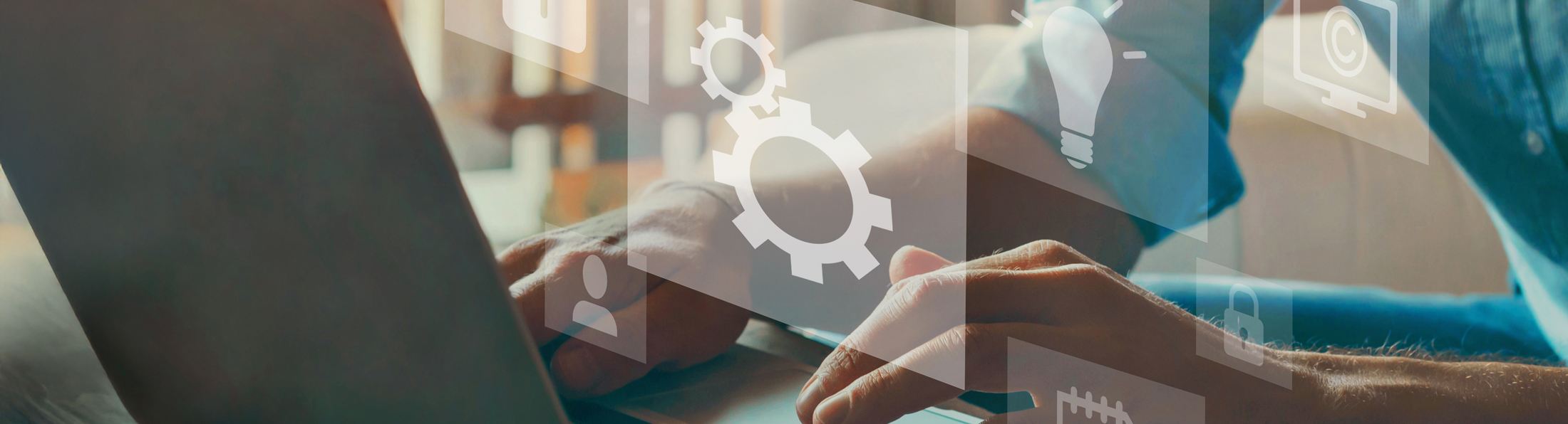 Eine Person sitzt vor einem Laptop mit einer darauf angezeigten Grafik.