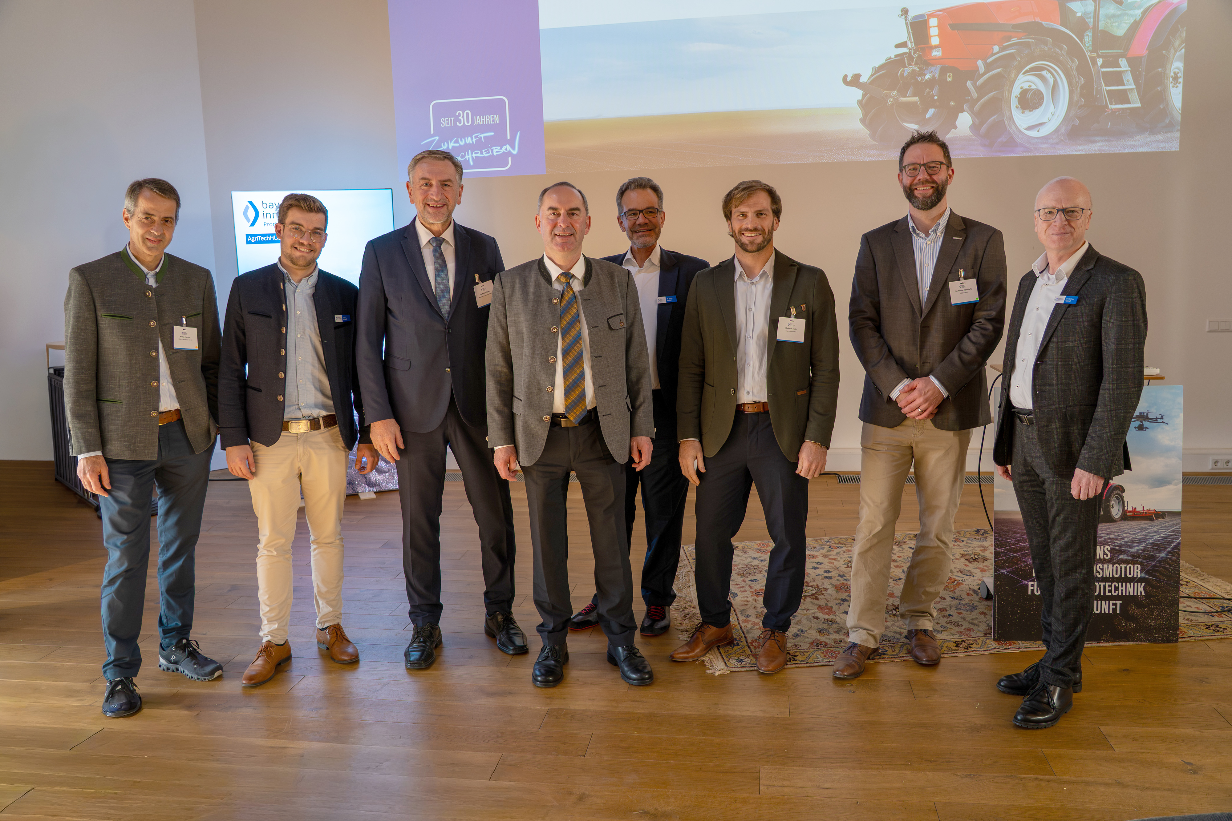 Gruppenfoto mit Staatsminister Hubert Aiwanger, Dr. Tobias Nothdurft (AGCO/Fendt), Philipp Horsch (HORSCH  Maschinen) und Vertretern von Bayern Innovativ