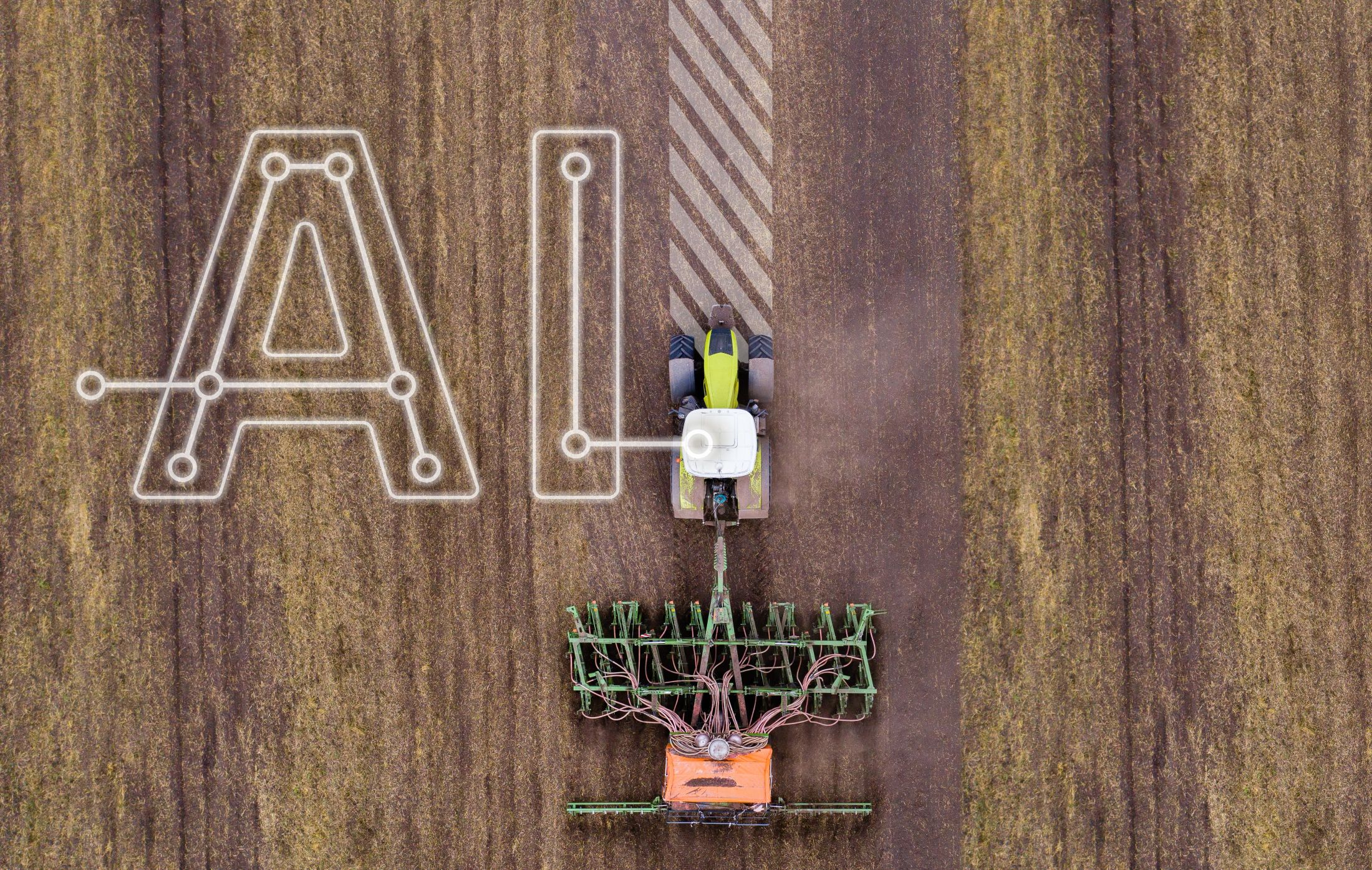 Ein Traktor fährt über ein Feld