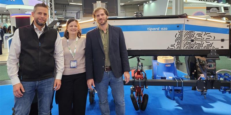 Kathrin Schuberth und Christian Metz vor einer tipard 1530