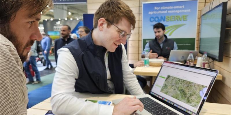 Lukas Kamm von Agvolution beugt sich über einen Laptop