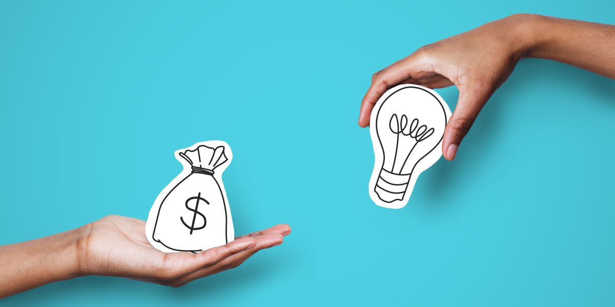 EIne Hand hält einen symboloschen Geldsack mit einem Dollersymbol, die andere Hand hält eine Glühbirne, welche eine Idee symbolisiert