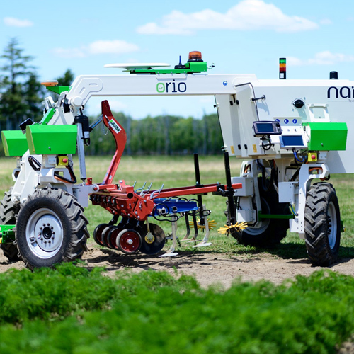 autonom fahrender Ackerpflug auf einem Feld