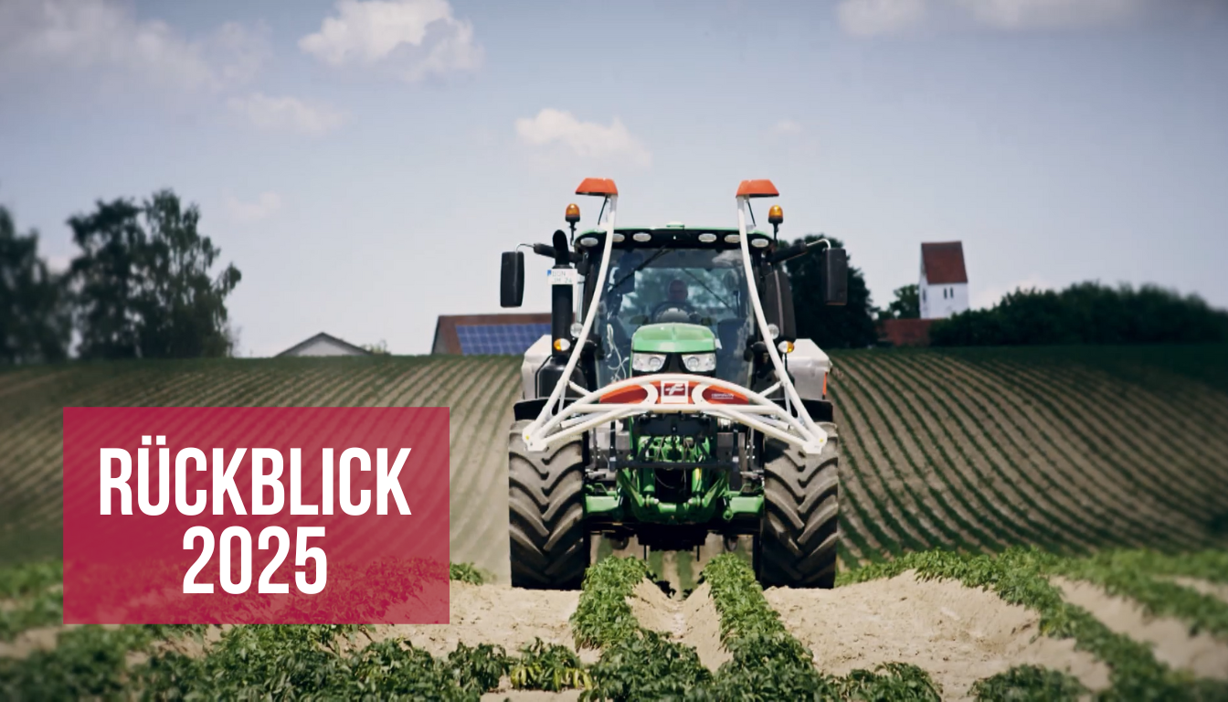 Traktor fährt auf einem Feld auf die Kamera zu