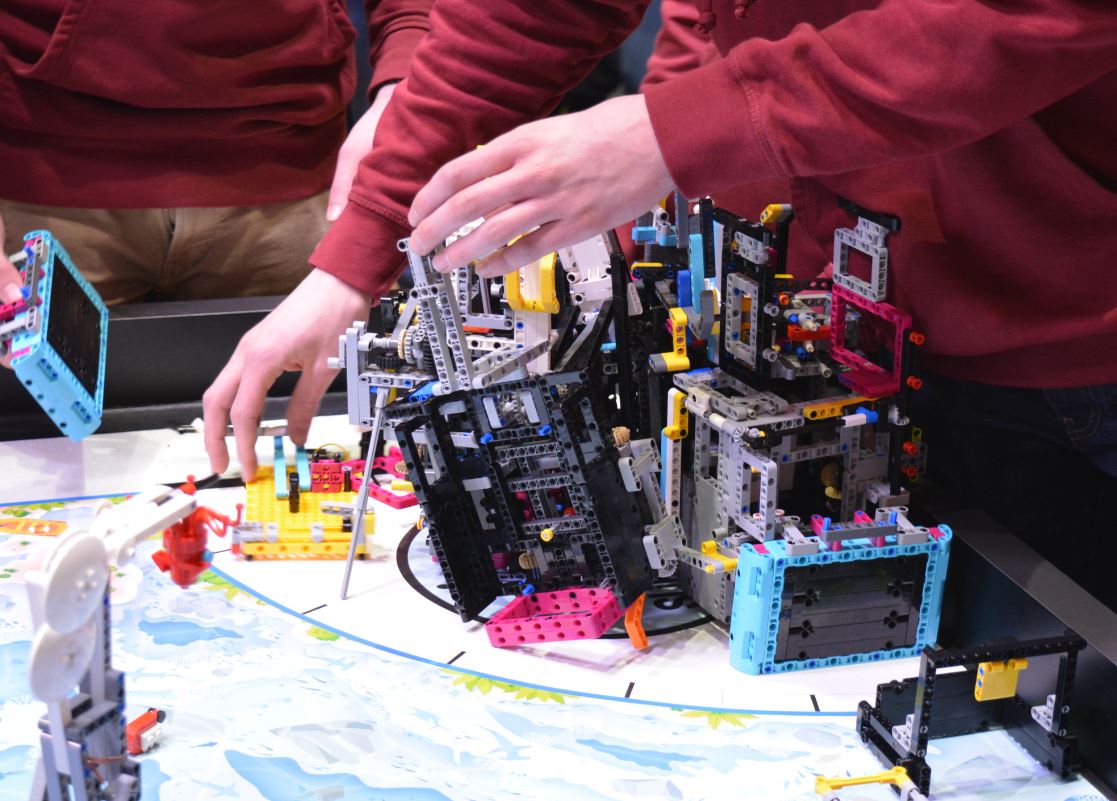 Person bastelt an einem Modell