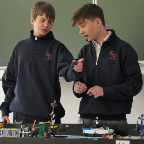 Zwei Jungen diskutieren über ihre Exponate beim Lego League Finale