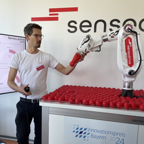 Ein Mann testet den Roboterarm SensoJoint von Sonsodrive