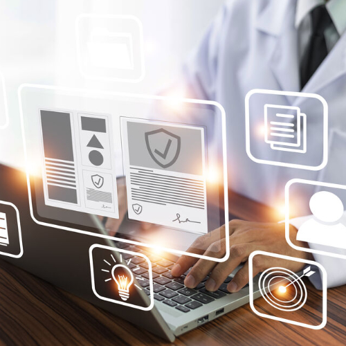 Ein Mann tippt auf der Tastatur eines Laptops