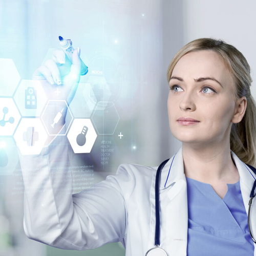 Eine Ärztin nutzt eine virtuelle Oberfläche, um medizinische Informationen zu überprüfen.