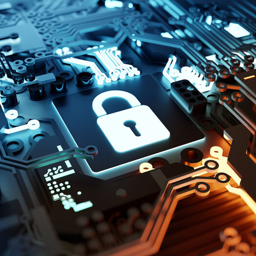 Ein Computerchip mit einem Vorhängeschloss darauf, das Sicherheit und Schutz von Daten symbolisiert.