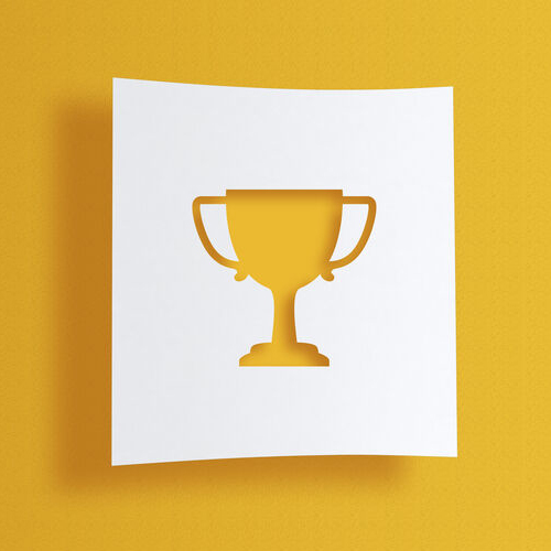 Icon eines Pokals auf leuchtend gelbem Hintergrund.