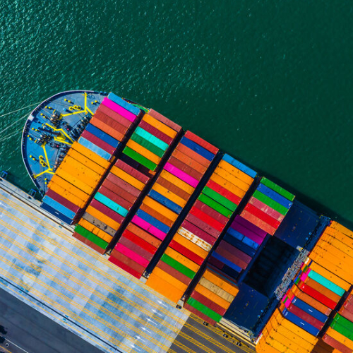 Ein Containerschiff beim Entladen von Frachtcontainern an einem Containerterminal