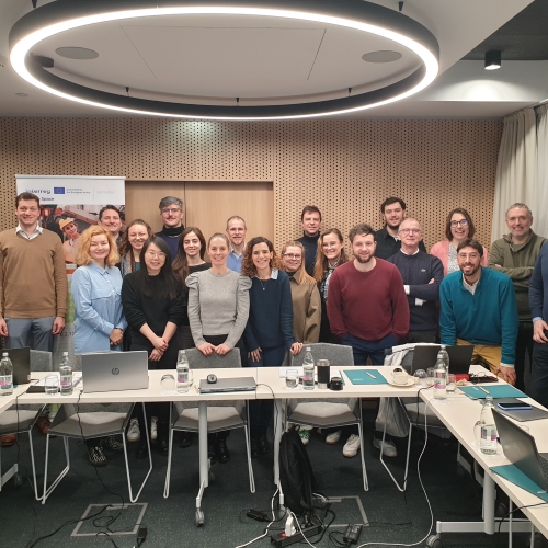 Gruppenfoto der Teilnehmenden des Projekttreffens RECENTRE in Ljubljana in einem Tagungsraum.