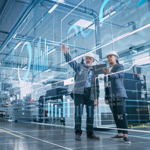 Zwei Personen in der Werkstatt betrachten eine digitale, virtuelle Grafik