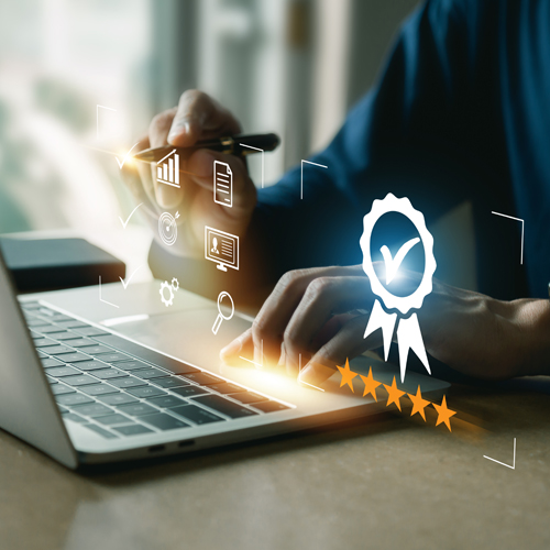 Eine Collage mit Symbolen und einer Person, die an einem Laptop arbeitet